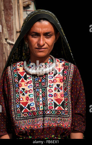 Fakirani Jat tribù, Medi villaggio, Donna in abito tradizionale, Distretto di Kutch, Gujarat, India Foto Stock