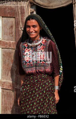 Fakirani Jat tribù, Medi villaggio, Donna in abito tradizionale, Distretto di Kutch, Gujarat, India Foto Stock