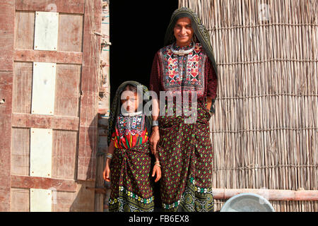 Fakirani Jat tribù, Medi villaggio, la madre e il bambino, Distretto di Kutch, Gujarat, India Foto Stock