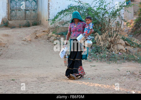 Kacchi Rabari (Desi), Laharia Village, Donna che porta il suo figlio, Distretto di Kutch, Gujarat, India Foto Stock