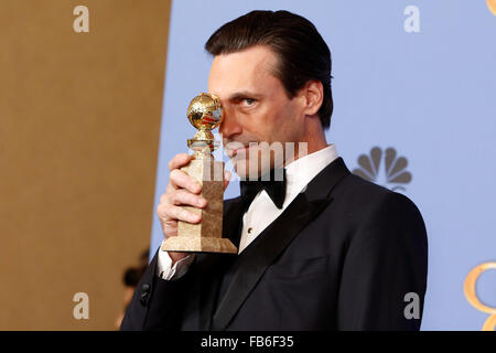 Beverly Hills, in California, Stati Uniti d'America. Decimo gen, 2016. Attore Jon Hamm pone nella sala stampa del 73rd Annuale di Golden Globe Awards, Golden Globes, presso l'Hotel Beverly Hilton di Beverly Hills, Los Angeles, Stati Uniti d'America, il 10 gennaio 2016. Foto: Hubert Boesl/dpa - nessun filo SERVICE - Foto Stock