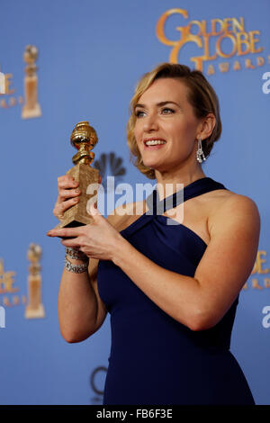 Beverly Hills, in California, Stati Uniti d'America. Decimo gen, 2016. British attrice Kate Winslet detiene il premio per la migliore attrice non protagonista in un'immagine in movimento per 'Steve Job' in sala stampa durante la 73rd Annuale di Golden Globe Awards presso il Beverly Hilton Hotel di Beverly Hills, la California, Stati Uniti d'America, 10 gennaio 2016. Foto: Hubert Boesl/dpa - nessun filo SERVICE -/dpa/Alamy Live News Foto Stock