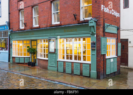 Monk's Haven Café Brasserie in Church street a Whitby che offre pesce e patatine fritte Foto Stock