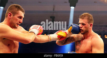 Berlino, Germania. Decimo gen, 2016. Da sinistra Ivica BACURIN (Croazia), Michael WALLISCH (Germania), .WBO Heavywight Campionato Europeo, .Michael Wallisch (Germania) vs Ivica Bacurin (Croazia), .Berlino, Hotel Maritim, 9 gennaio 2016, la presente .WBO campione europeo in carica Michael Wallisch - fino ad ora imbattuto - difende il suo titolo contro il croato Ivica Bacurin © Wolfgang Fehrmann/ZUMA filo/Alamy Live News Foto Stock