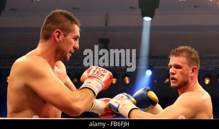 Berlino, Germania. Decimo gen, 2016. Da sinistra Ivica BACURIN (Croazia), Michael WALLISCH (Germania), .WBO Heavywight Campionato Europeo, .Michael Wallisch (Germania) vs Ivica Bacurin (Croazia), .Berlino, Hotel Maritim, 9 gennaio 2016, la presente .WBO campione europeo in carica Michael Wallisch - fino ad ora imbattuto - difende il suo titolo contro il croato Ivica Bacurin © Wolfgang Fehrmann/ZUMA filo/Alamy Live News Foto Stock