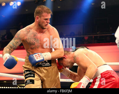 Berlino, Germania. Decimo gen, 2016. Da sinistra Michael WALLISCH (Germania), Ivica BACURIN (Croazia), .WBO Heavywight Campionato Europeo, .Michael Wallisch (Germania) vs Ivica Bacurin (Croazia), .Berlino, Hotel Maritim, 9 gennaio 2016, la presente .WBO campione europeo in carica Michael Wallisch - fino ad ora imbattuto - difende il suo titolo contro il croato Ivica Bacurin © Wolfgang Fehrmann/ZUMA filo/Alamy Live News Foto Stock