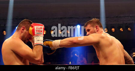 Berlino, Germania. Decimo gen, 2016. Da sinistra Ivica BACURIN (Croazia), Michael WALLISCH (Germania), .WBO Heavywight Campionato Europeo, .Michael Wallisch (Germania) vs Ivica Bacurin (Croazia), .Berlino, Hotel Maritim, 9 gennaio 2016, la presente .WBO campione europeo in carica Michael Wallisch - fino ad ora imbattuto - difende il suo titolo contro il croato Ivica Bacurin © Wolfgang Fehrmann/ZUMA filo/Alamy Live News Foto Stock