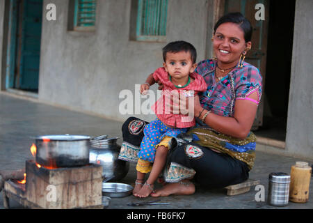 Kacchi Rabari (Desi), Laharia Village, Donna che porta il suo bambino, Distretto di Kutch in Gujarat, India Foto Stock
