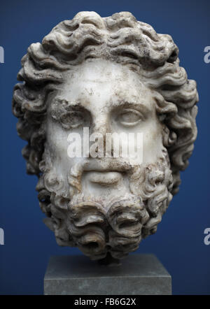 Zeus. Roma. Fine del II secolo D.C. Il marmo. I capelli lunghi e la barba ricci appartengono a quella del padre dèi. Tracce di colore rosso nei capelli e barba mostrano che la statua è stata dipinta. Ny Carlsberg Glyptotek. Copenhagen, Danimarca. Foto Stock