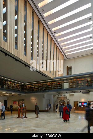 Atrio centrale. Weston biblioteca, Oxford, Regno Unito. Architetto: Wilkinson Eyre, 2015. Foto Stock