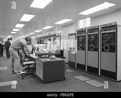 ICL Serie 2900 mainframe computer di installazione e i programmatori di Milk Marketing Board capo ufficio nella Thames Ditton c1980 Foto Stock