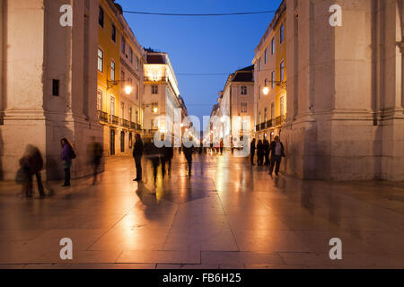 La Rua Augusta strada pedonale di notte, la città di Lisbona, Portogallo Foto Stock