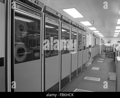 ICL Serie 2900 mainframe computer di installazione e i programmatori di Milk Marketing Board capo ufficio nella Thames Ditton c1980 Foto Stock