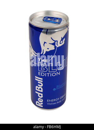 Red Bull edizione blu energy drink su sfondo bianco Foto Stock