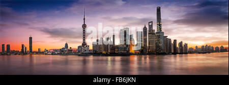 Shangai skyline panoramico sunrise nelle prime ore del mattino, il rosa cloudscape e bel cielo azzurro. Foto Stock