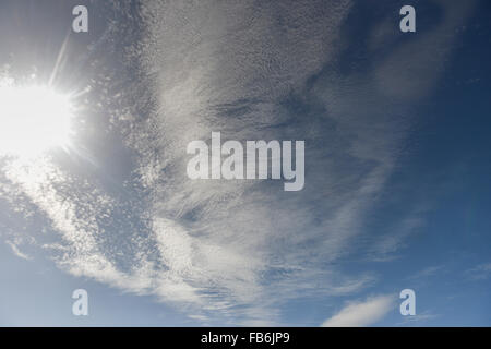 Una vista di cirrus nubi in un cielo blu chiaro Foto Stock