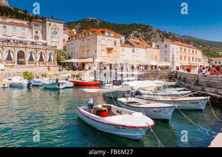 Viste di barche attraverso il porto dell'isola di Hvar nella contea di Dalmazia, Croazia, Europa. Foto Stock