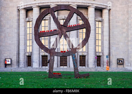 Volksbühne di Berlino la facciata del Teatro con la scultura e memorial candele Foto Stock