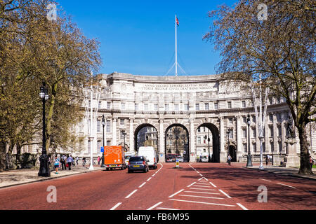 Admiralty Arch visto dal Mall, Londra Foto Stock