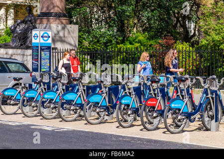 Londra REGNO UNITO. Le biciclette a noleggio. Blue Barclays biciclette e uno rosso Santander Bike di nuovi sponsor Foto Stock