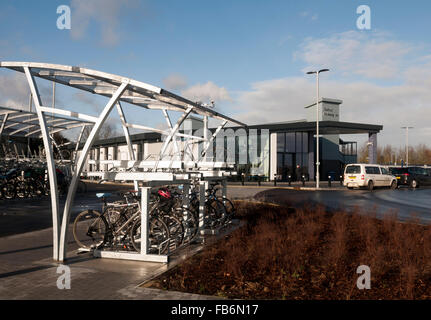 Il parcheggio per le bici a Oxford Parkway stazione ferroviaria, Oxfordshire, Regno Unito Foto Stock