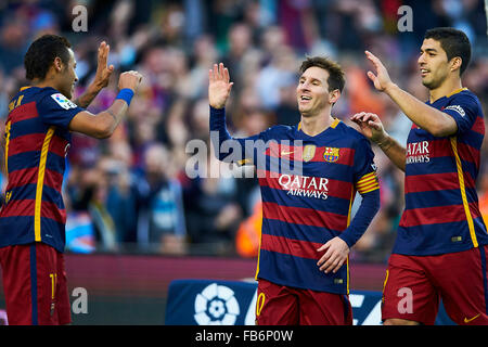 Lionel Messi (FC Barcellona) (C) festeggia con il suo compagno di squadra Neymar da Silva Jr (FC Barcelona) (L) e Luis Suarez (FC Barcellona) (R) dopo rigature durante La Liga partita di calcio tra FC Barcelona e Granada CF, allo stadio Camp Nou a Barcellona, Spagna, sabato, 9 gennaio 2016. Foto: S.Lau Foto Stock