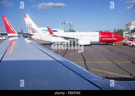 Norwegian Airlines Boeing 737-800 breve/medio volo aereo sul piazzale dell'aeroporto di Helsinki, Helsinki, Finlandia Foto Stock