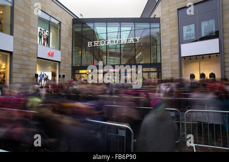 La folla in attesa il freddo e la pioggia per vedere all'interno del nuovo centro commerciale Broadway in Bradford, West Yorkshire, Regno Unito. Foto Stock