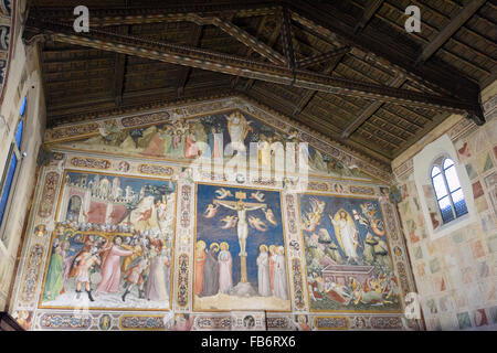 Firenze. L'Italia. La Crocifissione, affresco, (ca. 1360) di Taddeo Gaddi, affresco nella sagrestia, Basilica di Santa Croce. Foto Stock