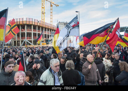 Il 'xenofobi Pegida' movimento era chiamato a una marcia di protesta Foto Stock