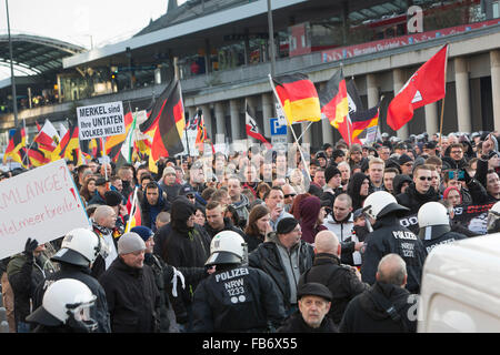 Il 'xenofobi Pegida' movimento era chiamato a una marcia di protesta Foto Stock