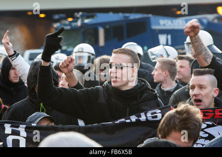 Il 'xenofobi Pegida' movimento era chiamato a una marcia di protesta Foto Stock