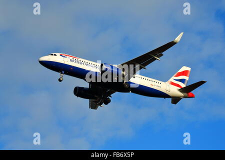 British Airways Airbus A320-232(WL) G-EUYP atterraggio all' Aeroporto di Heathrow, Londra Foto Stock