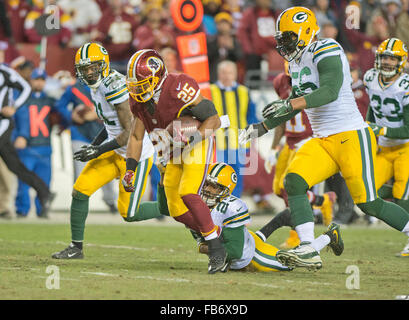 Washington Redskins running back Chris Thompson (25) viene affrontato da Green Bay Packers cornerback Damarious Randall (23) nel secondo trimestre azione durante un NFC Wild Card Game al campo di FedEx in Landover, Maryland domenica 10 gennaio, 2016. In seguito sul gioco sono Green Bay Packers libero di sicurezza Ha Ha Clinton-Dix (21) e Green Bay Packers fuori linebacker Julius peperoni (56). I packers ha vinto il gioco 35 - 18. Credito: Ron Sachs/CNP - nessun filo SERVICE - solo uso editoriale a meno che non sia concessa in licenza da NFL Foto Stock