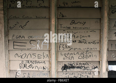 Sumatra, Indonesia. Xi gen, 2016. Finestra scritta è coperto con uno strato di cenere vulcanica nel villaggio di Guruh Kinayan sinistra della casa distrutta in seguito ad un aumento di fumo vulcanico e ceneri durante l eruzione del Monte Sinabung, nel nord di Sumatra, in Indonesia il 11 gennaio 2016. Credito: Ivan Damanik/Alamy Live News Foto Stock