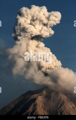 Sumatra, Indonesia. Xi gen, 2016. Sinabung scaricato ceneri vulcaniche in Karo, è uno dei 129 vulcani attivi in Indonesia che si siede sul Pacifico Anello di Fuoco, una cinghia di attività sismica corre intorno al bacino del Pacifico il 11 gennaio, 2016. Credito: Ivan Damanik/Alamy Live News Foto Stock