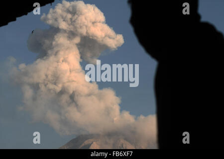 Sumatra, Indonesia. Xi gen, 2016. Sinabung scaricato ceneri vulcaniche in Karo, è uno dei 129 vulcani attivi in Indonesia che si siede sul Pacifico Anello di Fuoco, una cinghia di attività sismica corre intorno al bacino del Pacifico il 11 gennaio, 2016. Credito: Ivan Damanik/Alamy Live News Foto Stock