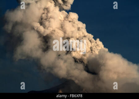 Sumatra, Indonesia. Xi gen, 2016. Sinabung scaricato ceneri vulcaniche in Karo, è uno dei 129 vulcani attivi in Indonesia che si siede sul Pacifico Anello di Fuoco, una cinghia di attività sismica corre intorno al bacino del Pacifico il 11 gennaio, 2016. Credito: Ivan Damanik/Alamy Live News Foto Stock