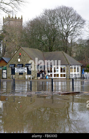 Christchurch, Dorset, Regno Unito. Xi gen, 2016. Il Quay e il vecchio mulino Café colpite da alluvioni. Pettini e alberi spazzati verso il basso gonfio fiume Stour creare pericoli quando l'acqua si inclina il lunedì 11 gennaio 2016. Credito: Roger Allen Fotografia/Alamy Live News Foto Stock