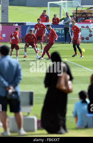 Doha in Qatar. Xi gen, 2016. Monaco di Baviera Philipp Lahm (L-R), Juan Bernat, Javier Martinez, Sven Ulreich und Manuel Neuer lotta per la palla durante una sessione di formazione a Doha, Qatar, 11 gennaio 2016. Il Bayern Monaco rimane in Qatar fino al 12 gennaio 2016 per preparare per la seconda metà della Bundesliga tedesca stagione. Foto: Andreas Gebert/dpa/Alamy Live News Foto Stock