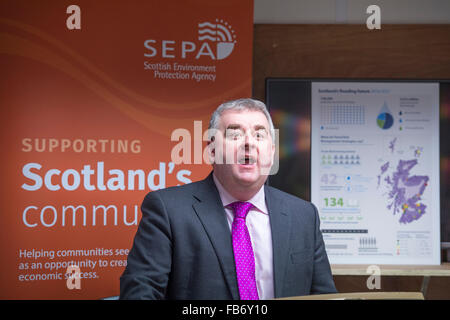 Selkirk, UK. 11 gennaio, 2016. La prima mai nazionale piano di inondazione per la Scozia Cllr David Parker, leader dei confini scozzesi al consiglio alla gestione dei rischi di inondazione strategia di lancio. Il Ministro dell'ambiente Dott Aileen McLeod visitato oggi Selkirk protezione dalle inondazioni Schema (11 gennaio 2016) per lanciare la nazionale piano di gestione dei rischi di inondazione per la Scozia. Dr McLeod si è incontrato con i rappresentanti della SEPA e il consiglio locale per discutere il lavoro in partenariato per la prevenzione delle inondazioni in aree locali. Credito: Rob grigio/Alamy Live News Foto Stock