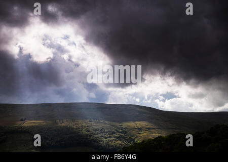 Luce di tempesta su Wharfdale vicino Buckden, Yorkshire Dales National Park, Inghilterra Foto Stock