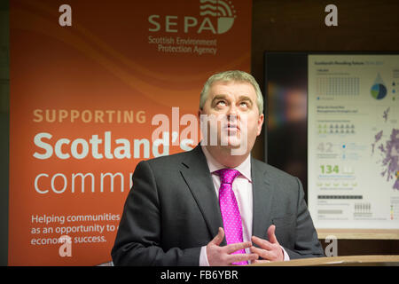 Selkirk, UK. 11 gennaio, 2016. La prima mai nazionale piano di inondazione per la Scozia Cllr David Parker, leader dei confini scozzesi al consiglio alla gestione dei rischi di inondazione strategia di lancio. Il Ministro dell'ambiente Dott Aileen McLeod visitato oggi Selkirk protezione dalle inondazioni Schema (11 gennaio 2016) per lanciare la nazionale piano di gestione dei rischi di inondazione per la Scozia. Dr McLeod si è incontrato con i rappresentanti della SEPA e il consiglio locale per discutere il lavoro in partenariato per la prevenzione delle inondazioni in aree locali. Credito: Rob grigio/Alamy Live News Foto Stock