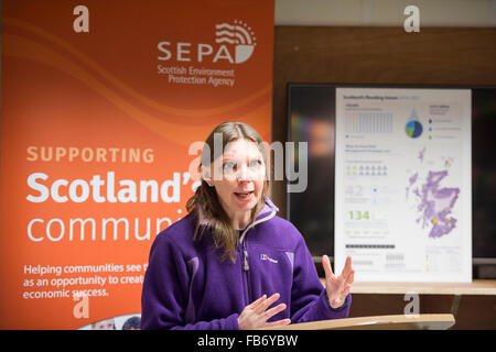 Selkirk, UK. 11 gennaio, 2016. La prima mai nazionale piano di inondazione per la Scozia di gestione dei rischi di inondazione lancio della strategia, ministro dell'ambiente Dott Aileen McLeod visitato oggi Selkirk protezione dalle inondazioni Schema (11 gennaio 2016) per lanciare la nazionale piano di gestione dei rischi di inondazione per la Scozia. Dr McLeod si è incontrato con i rappresentanti della SEPA e il consiglio locale per discutere il lavoro in partenariato per la prevenzione delle inondazioni in aree locali. Credito: Rob grigio/Alamy Live News Foto Stock