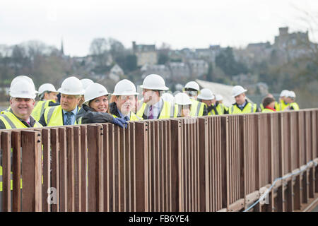 Selkirk, UK. 11 gennaio, 2016. La prima mai nazionale piano di inondazione per la Scozia il Ministro dell'ambiente Dott Aileen McLeod con Terry un'Hearn (SEPA) alla gestione dei rischi di inondazione lancio della strategia, ministro dell'ambiente Dott Aileen McLeod visitato oggi Selkirk protezione dalle inondazioni Schema (11 gennaio 2016) per lanciare la nazionale piano di gestione dei rischi di inondazione per la Scozia. I consiglieri locali e i rappresentanti della SEPA e partner di costruzione hanno partecipato anche a credito: Rob grigio/Alamy Live News Foto Stock