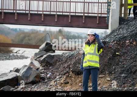 Selkirk, UK. 11 gennaio, 2016. La prima mai nazionale piano di inondazione per la Scozia di gestione dei rischi di inondazione lancio della strategia, ministro dell'ambiente Dott Aileen McLeod visitato oggi Selkirk protezione dalle inondazioni Schema (11 gennaio 2016) per lanciare la nazionale piano di gestione dei rischi di inondazione per la Scozia. Dr McLeod si è incontrato con i rappresentanti della SEPA e il consiglio locale per discutere il lavoro in partenariato per la prevenzione delle inondazioni in aree locali. Credito: Rob grigio/Alamy Live News Foto Stock