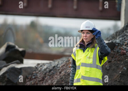 Selkirk, UK. 11 gennaio, 2016. La prima mai nazionale piano di inondazione per la Scozia di gestione dei rischi di inondazione lancio della strategia, ministro dell'ambiente Dott Aileen McLeod visitato oggi Selkirk protezione dalle inondazioni Schema (11 gennaio 2016) per lanciare la nazionale piano di gestione dei rischi di inondazione per la Scozia. Dr McLeod si è incontrato con i rappresentanti della SEPA e il consiglio locale per discutere il lavoro in partenariato per la prevenzione delle inondazioni in aree locali. Credito: Rob grigio/Alamy Live News Foto Stock