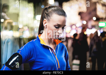 La donna in esecuzione nella città Foto Stock