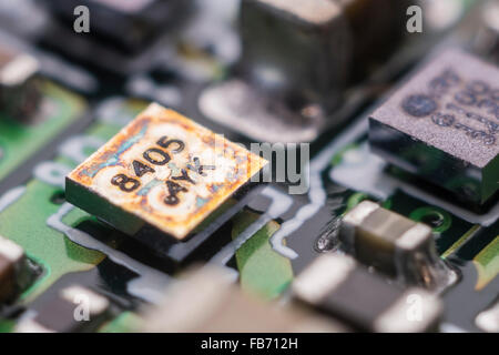 Close-up di chips su una scheda a circuito stampato all'interno di un Apple iPod Nano Foto Stock