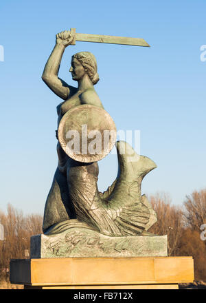 La sirena di Varsavia chiamato Syrenka sul fiume Vistola banca in Polonia al tramonto. Foto Stock